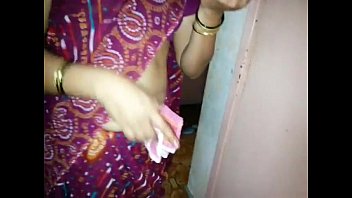 Housewife tucks handkerchief rumal at saree navel - YouTube
