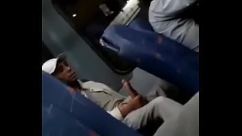 Negão flagrado batendo uma no ónibus do RJ