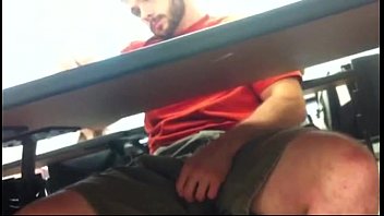 Spycam – Flagrando o amigo de pau duro na sala de aula   BOYSNAWEB - Vídeos de Sexo Gay
