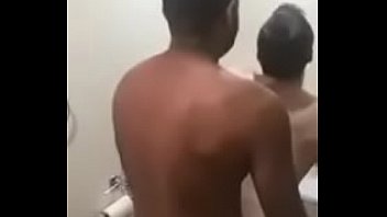 Flagrou amigos fazendo sexo no banheiro