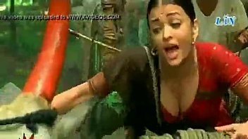 bollywood actress aishwaria rai huge boobs deep cleavage - XNXX.COM