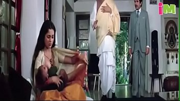 VID-19850816-PV0001-Mumbai (IM) Hindi 22 yrs old unmarried hot and sexy actress Mandakini showing her boobs nipple while she breastfeeding in ‘Ram Teri Ganga Maili’ movie sex porn video