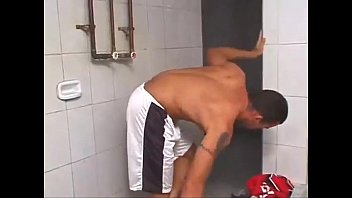 Brasilero caliente consigue cojer en la ducha