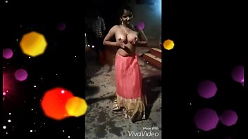Mujer se desnuda en público link 