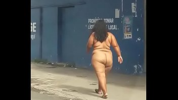 Desnuda en la calle